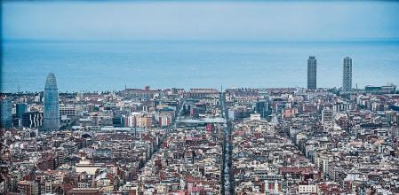 foto XAVIER CERVERA 05/02/2015 barcelona ,amb mar mediterrani, torre agbar, torres vil.la olimpica (i carrer castillejos - c/pamplona al centre) des del turo de la rovira