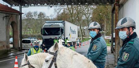 OURENSE, 31/01/2021.-Efectivos de la Guardia Nacional Republicana (GNR) y de la policía portuguesa en un control de acceso instalado en el paso fronterizo de Vila Verde da Raia, cercano a la Eurociudad Chaves-Verín.. Las limitaciones interpuestas por el Gobierno portugués