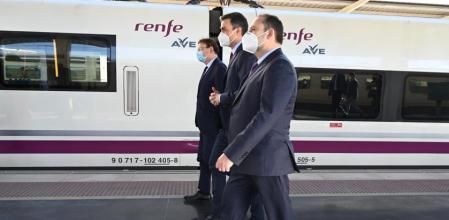Sánchez, Puig y Ábalos, en el viaje inaugural de la línea que conecta Madrid con Elche y Orihuela.