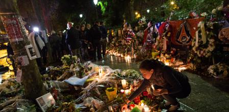 Depósito de flores por las víctimas del atentado de Bataclan, el 13 de noviembre del 2015