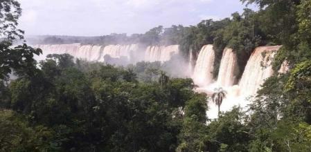 Las cataratas del Iguazú con un caudal de agua doble del habitual