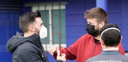 Éder Sarabia y Gerard Piqué se saludan antes del partido.