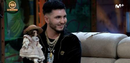 Omar Montes muestra una muñeca que se llevó de Cantora