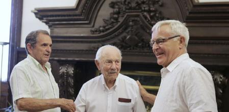 Josep Almudéver (centro), junto al alcalde de València, Joan Ribó (derecha), en una visita oficial.