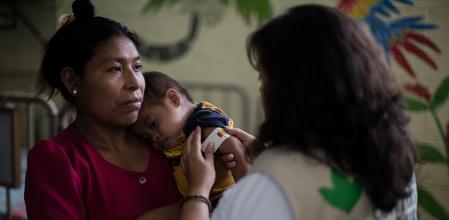 Una de las herramientas que ayudan a evaluar el estado de salud y nutrición de los niños y niñas es la cinta métrica conocida con el nombre de MUAC