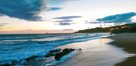 Vista crepuscular de la playa de Adarró de Vilanova i la Geltrú.