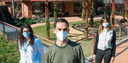 04 - 02 - 2021 / Barcelona / Kalida - Reportaje sobre el tratamiento oncologico en tiempos de Covid - Adria Ferrer (Paciente) Anna Virgili (oncóloga con bata blanca) Sara Garcia (Pisco Oncologia ) Foto: Llibert Teixidó