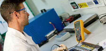 Pruebas de una batería eléctrica para coche en el laboratorio de Eurecat