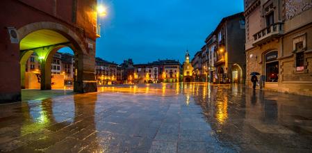 El Mercadal de Vic bajo la lluvia al amanecer.