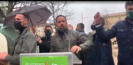 Lanzan objetos contra Abascal (Vox) durante un acto en Salt (Girona)