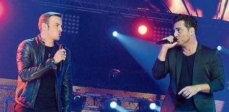 Alex Casademunt (L) and David Bustamante (R) perform on stage on October 31, 2016 in Barcelona, Spain.