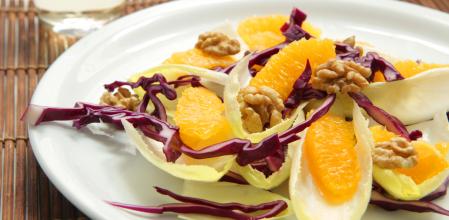 Ensalada de endibias con lombarda y nueces
