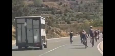 Un conductor adelanta a un grupo de ciclistas