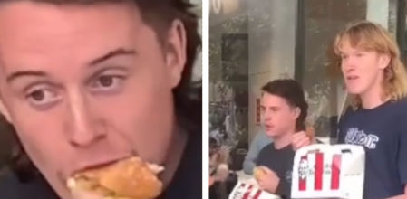 Los dos jóvenes comen pollo mientras escuchan a los protestantes