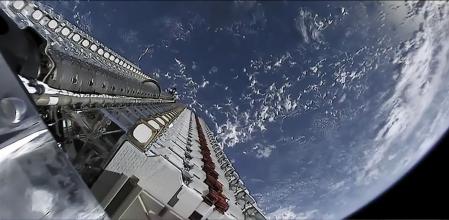 Un grupo de 60 satélites de Starlink a punto de ser colocados en órbita