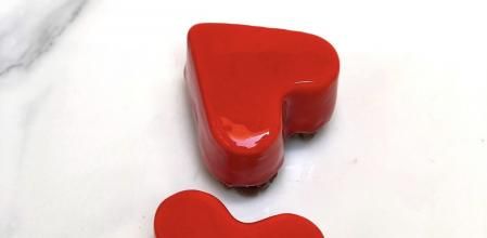 Corazones de mousse de chocolate blanco rellenos de frambuesa con base de crumble