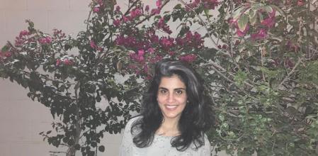 La activista Loujain Hathloul fotografiada esta tarde en casa por su hermana