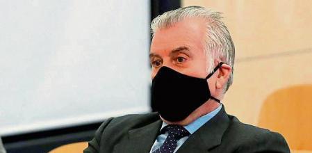 -FOTODELDIA- SAN FERNANDO DE HENARES, 08/02/2021.- El extesorero del PP Luis Bárcenas sentado en el banquillo de los acusados durante la primera sesión del juicio de los 