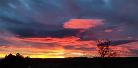 Primeros rayos de sol en Sant Pere de Sallavinera.
