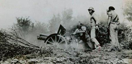 Nuestra artillería hace fuego sobre Huesca: cañones y soldados del ejército republicano