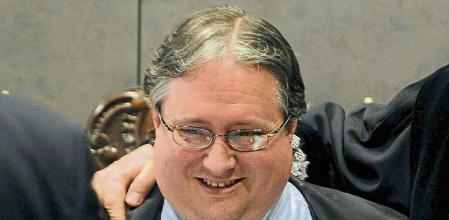 ESPAÑA-CAV-TSJPV:BI02. BILBAO, 29/07/2010.- El magistrado Luis Ángel Garrido Bengoetxea (i), tras tomar hoy posesión como nuevo presidente de la Sala de lo Contencioso-Administrativo del Tribunal Superior de Justicia del País Vasco (TSJPV), puesto que había quedado vacante tras el nombramiento de Juan Luis Ibarra (d) como presidente del TSJPV. EFE/Miguel Toña
