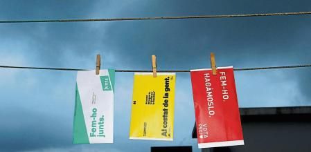 foto XAVIER CERVERA 12/02/2021 las papeletas dentro de sobres de campana electoral de cara al 14-F ,concretamente los tres partidos politicos q en las encuestas salen como posible vencedores Junts x Catalunya (Laura Borras) ERC (pere aragones) i PSC (salvador Illa) ,penjades com si fos roba a un terrat de Barcelona el capvespre q acaba la campanya electoral d les autonomiques catalanes al parlament d catalunya