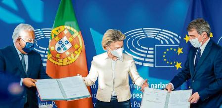 HANDOUT - 12 February 2021, Belgium, Brussels: European Parliament President David Sassoli (R), Portuguese Prime Minister Antonio Costa (L) and European Commission President Ursula von der Leyen pose for a photo after they signed the Recovery and Resilience Facility (RRF) agreement in Brussels. Photo: Daina Le Lardic/European Parliament/dpa - ATTENTION: editorial use only and only if the credit mentioned above is referenced in full Daina Le Lardic/European Parliam / DPA 12/02/2021 ONLY FOR USE IN SPAIN
