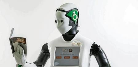 FOTO: MANÉ ESPINOSA. DIFERENTES TIPOS DE ROBOTS DE LA EMPRESA PAL ROBOTICS. ROBOT REEM CARACTERIZADO LEYENDO UN LIBRO