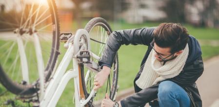 Para retirar la rueda con facilidad del cuadro de la bici, es aconsejable voltear la bicicleta, apoyándola en el suelo sobre el manillar y el sillín