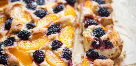 Pastel de moras y melocotón