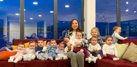 Christina posa con sus hijos