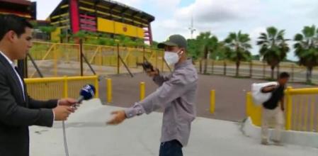 Atracan a punta de pistola a un reportero en directo