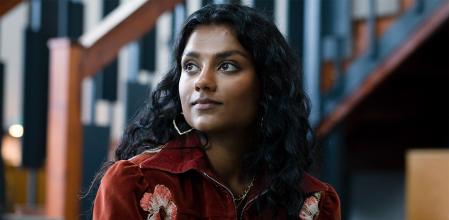 Simone Ashley será Kate Sharma.