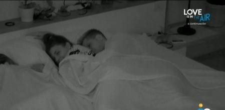 Imágenes inéditas de Lola en la cama con Carlos y un desconocido en ‘La Isla de las Tentaciones 3’