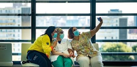 16012031  Barcelona, Inicio de la vacunación con la vacuna de Moderna en Catalunya, empiezan por sanitarios del ’Hospital Sant Joan de Déu 
Recién vacunadas esperan 15 minutos por si notan una reacción adversa