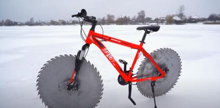 Las ruedas metálicas con dientes de sierra son la solución para desplazarse sobre una superficie helada