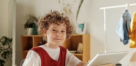 Engañó a 8 adultos durante 3 semanas