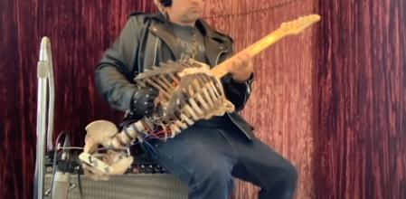 Su tío era un apasionado del heavy metal, y ha querido rendirle un peculiar homenaje.