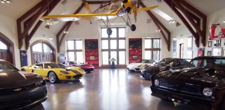 Más de 20 coches y una avioneta se exhiben en esta mansión de Tampa (Florida)