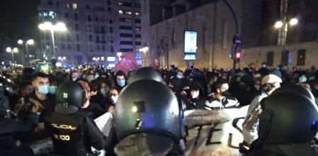 La policía inicia la carga contra algunos concentrados en Plaza San Agustín