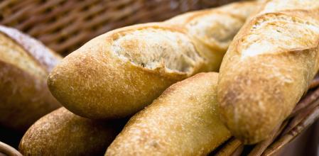 Una cesta con baguettes