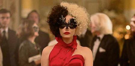 Emma Stone caracterizada como Cruella de Vil