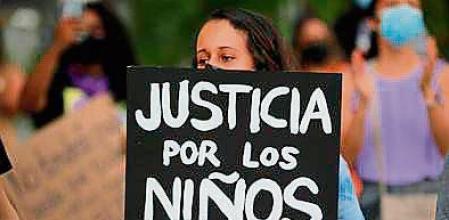 PA4001. CIUDAD DE PANAMÁ (PANAMÁ) 18/2/2021. Manifestantes protestan este jueves, frente a la sede de la Secretaría Nacional de Niñez, Adolescencia y Familia (Senniaf), contra los casos de abuso a menores ocurridos en albergues de dicha institución, en Ciudad Panamá. 