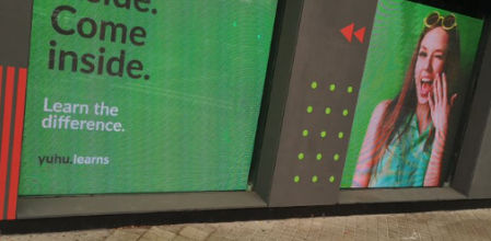 La academia juega con la fonética de dos palabras de significado muy distinto