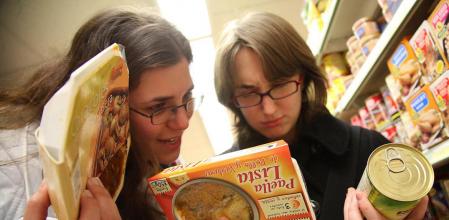 ***FOTO: ROSER VILALLONGA - EL ETIQUETADO DE ALIMENTOS RESULTA A MENUDO INCOMPRENSIBLE PARA LA MAYORIA DE USUARIOS, Y DIFICIL DE LEER POR UTILIZAR TIPOS DE LETRA MUY PEQUEÑOS.