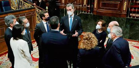 El rey Felipe VI (c) conversa con la vicepresidenta primera del Gobierno, Carmen Calvo (3d), uno de los padres de la Constitución, Miquel Roca (2d), el presidente del Tribunal Constitucional, Juan José González Rivas (d) la presidenta del Congreso, Meritxell Batet (4d), el presidente del Gobierno, Pedro Sánchez (c-atrás), la presidenta del Senado, Pilar Llop (2i), el presidente del Tribunal Supremo, Carlos Lesmes (i), uno de los padres de la Constitución, Miguel Herrero y Rodríguez de Miñón (3i) y el presidente del Partido Popular, Pablo Casado (4i) durante una visita al hemiciclo del Congreso de los Diputados este martes con motivo del 40 aniversario del 23F, en Madrid, (España), a 23 de febrero de 2021. El acto, que cuenta con la presencia de representantes políticos a excepción de ERC, Bildu, JxCat, PDeCAT, BNG y CUP, quienes han decidido no participar, se produce para conmemorar el cuadragésimo aniversario del fracaso de la intentona golpista del 23 de febrero de 1981 y celebrar también la vigencia de la Constitución española de 1978. 23 FEBRERO 2021;23F;GOLPE DE ESTADO;CONGRESO;REY;40 ANIVERSARIO Pool 23/02/2021