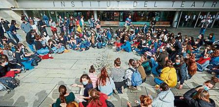GRAFCAT8740. BARCELONA (ESPAÑA), 23/02/2021.- Alumnos, exalumnos y profesionales de las artes escénicas se han manifestado este martes ante el In contra el acoso y los abusos de poder denunciados en el Institut del Teatre de Barcelona, que ayer apartó al director teatral Joan Ollé del equipo docente mientras abre una investigación sobre estas denuncias. EFE/ Alejandro García