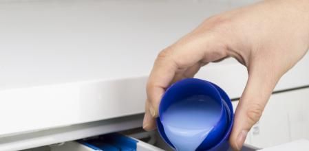 Unos youtubers prueban qué pasa si echas toda la botella de detergente en la lavadora, y este es el resultado