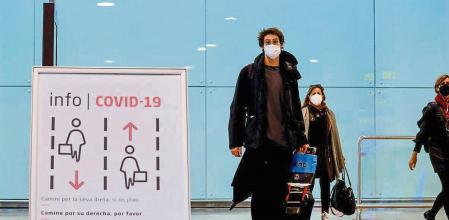 FOTO ALEX GARCIA NORMATIVA POR LA CUAL HAY QUE ENTRAR EN ESPAÑA CON UNA PCR NEGATIVA QUE CONFIRME QUE NO SE ES PORTADOR DEL CORONAVIRUS. EN LA FOTO UN JOVEN PROCEDENTE DE PARIS, QUE TUVO QUE SOMETERSE EN EL MISMO AEROPUERTO DE EL PRAT A UN TEST DE ANTIGENOS PARA PODER ENTRAR EN BARCELONA 2020/11/24