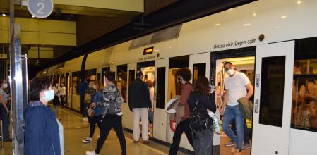 Usuarios de MetroValencia en una de las estaciones de FGV